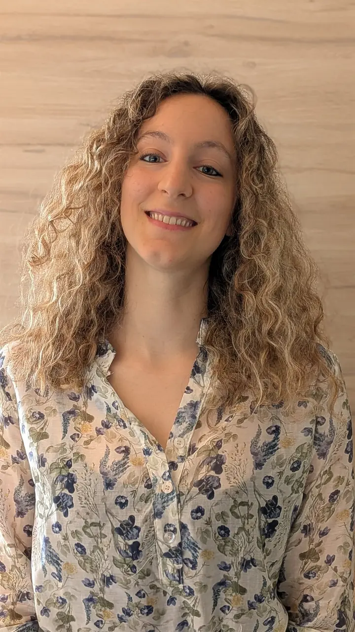 Ritratto di Elena Signorini in camicia a fiori
