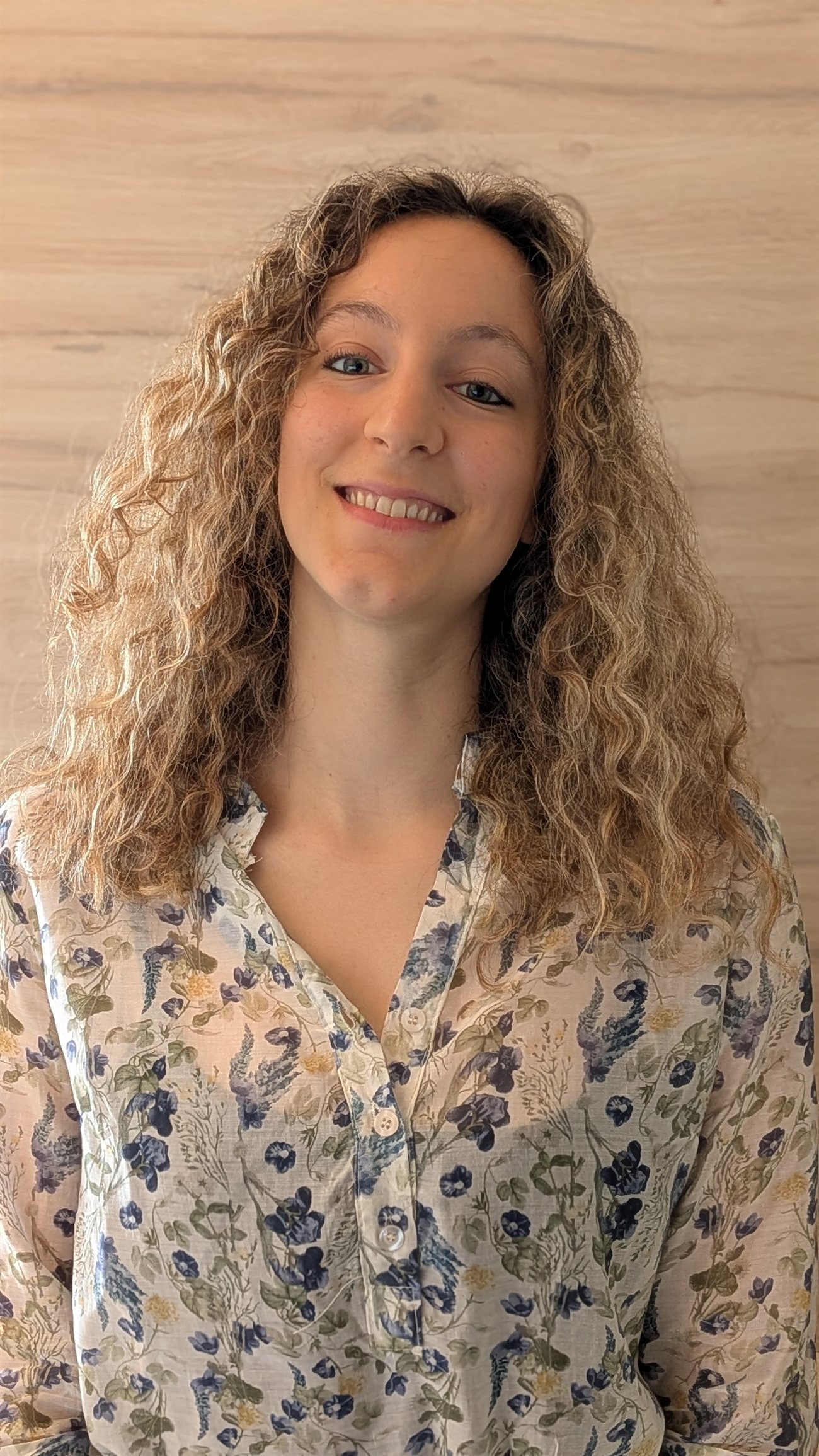 Ritratto di Elena Signorini in camicia a fiori