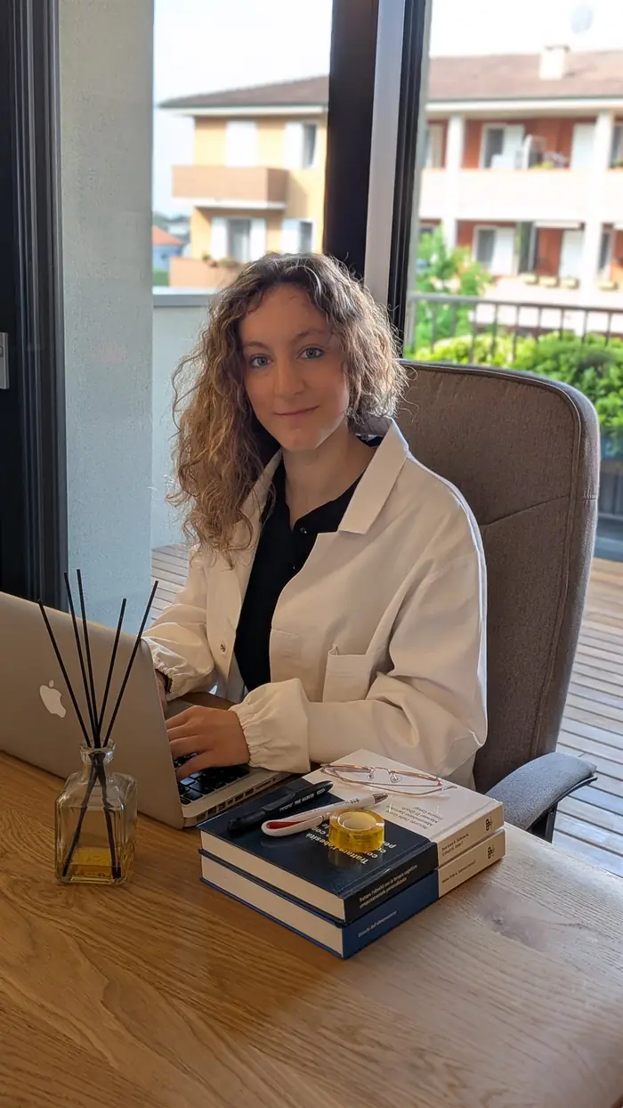 Elena Signorini lavora al computer nel suo studio